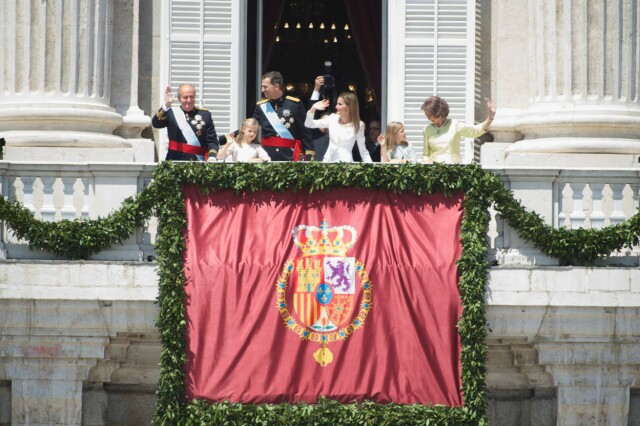 TAKKET FOR SEG: En sliten, men glad kong Juan Carlos var glad for å gi ansvaret videre til Felipe. Han får fremdeles bære tittelen sin, selv om han har gått av. Foto: All Over TAKKET FOR SEG: En sliten, men glad kong Juan Carlos var glad for å gi ansvaret videre til Felipe. Han får fremdeles bære tittelen sin, selv om han har gått av. Foto: All Over